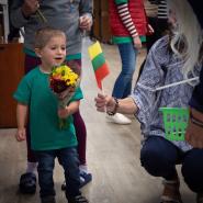 Mokinia su gėlėmis