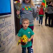 Mokinia su gėlėmis