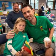 Mokinia su gėlėmis