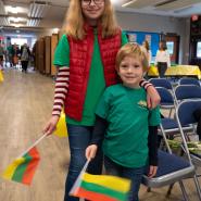 Mokinia su gėlėmis