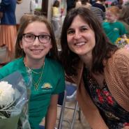 Mokinia su gėlėmis